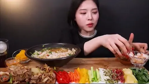 Mukbang là gì? Tại sao các video Mukbang lại phổ biến như vậy?