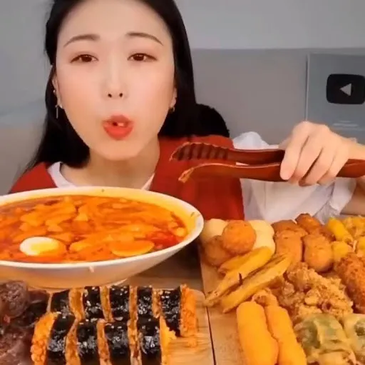 Mukbang là gì? Tại sao các video Mukbang lại phổ biến như vậy?